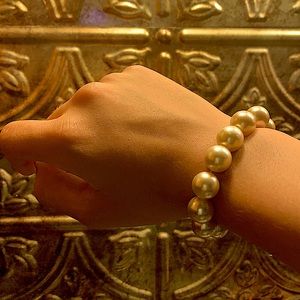 cream white pearl bracelet/ fake pearls / on string \ 🕊